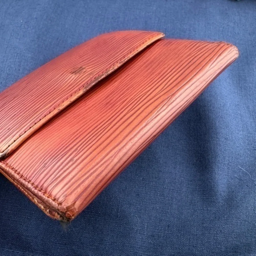 AUTHENTIC Louis Vuitton Malletier Epi Leather Elise Wallet. Deep brown.